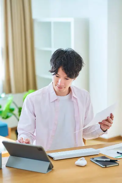 Mladý Muž Provozující Počítač Svém Pokoji Během Dne — Stock fotografie