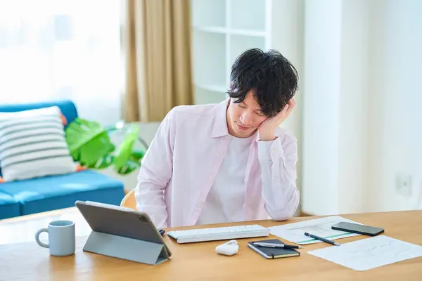 Young Man Taking Break While Working Computer — Stock Photo, Image