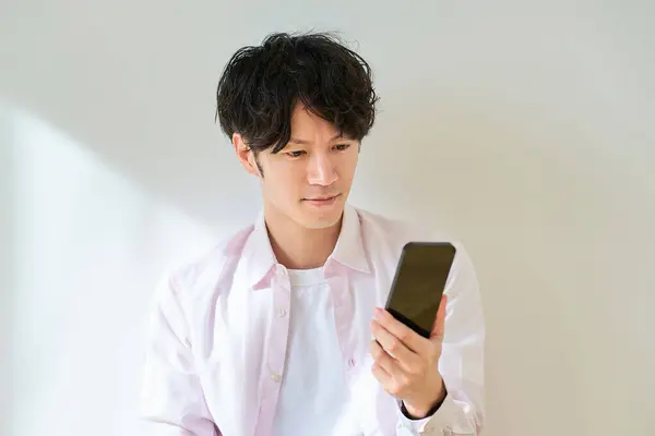 Młody Człowiek Trzyma Smartfona Środku — Zdjęcie stockowe