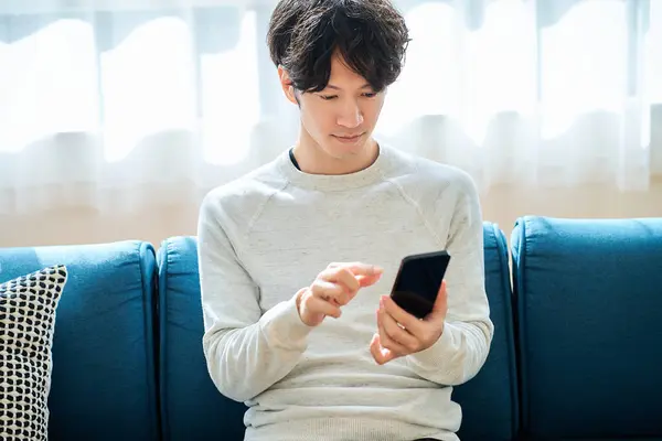 Młody Człowiek Trzyma Smartfona Środku — Zdjęcie stockowe