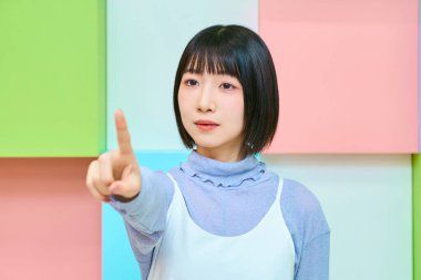 Sivri uçlu genç bir kadınla renkli bir geçmişi var.