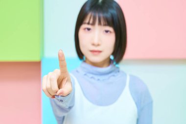 Sivri uçlu genç bir kadınla renkli bir geçmişi var.