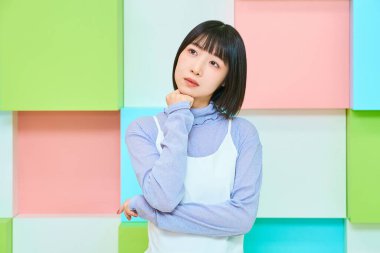 Şüpheli bir duruşu olan genç bir bayanla renkli bir geçmişi var.