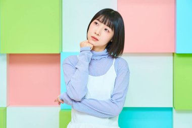 Şüpheli bir duruşu olan genç bir bayanla renkli bir geçmişi var.