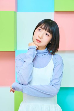 Şüpheli bir duruşu olan genç bir bayanla renkli bir geçmişi var.