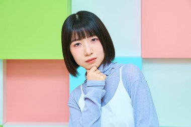 Şüpheli bir duruşu olan genç bir bayanla renkli bir geçmişi var.