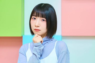 Şüpheli bir duruşu olan genç bir bayanla renkli bir geçmişi var.