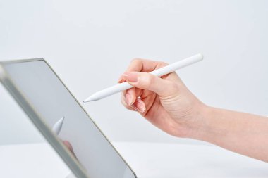 Stylus kalem kullanan bir kadının eli