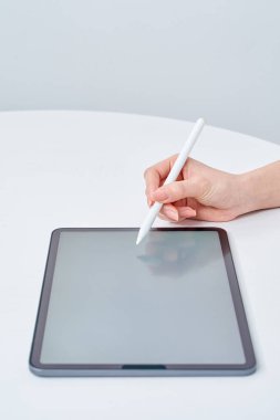 Stylus kalem kullanan bir kadının eli