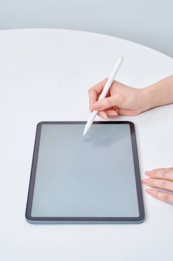 Stylus kalem kullanan bir kadının eli