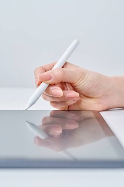 Stylus kalem kullanan bir kadının eli