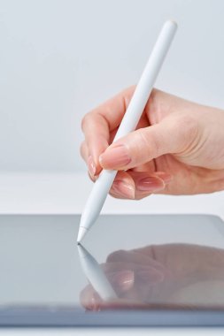 Stylus kalem kullanan bir kadının eli