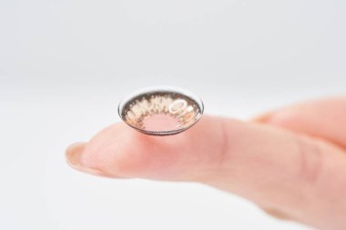 Renkli lensleri ve beyaz arka planı olan kadın parmakları.