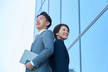 Güzel bir günde takım elbiseli kadın ve erkek modern mimari