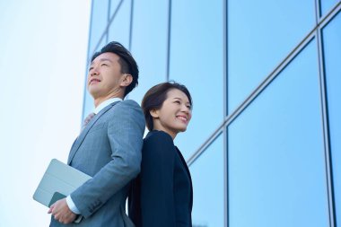 Güzel bir günde takım elbiseli kadın ve erkek modern mimari