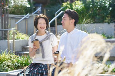 Erkek ve kadın dışarıda samimi bir şekilde konuşuyorlar.