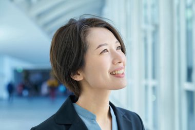 Koridordaki gülümseyen iş adamının profili.