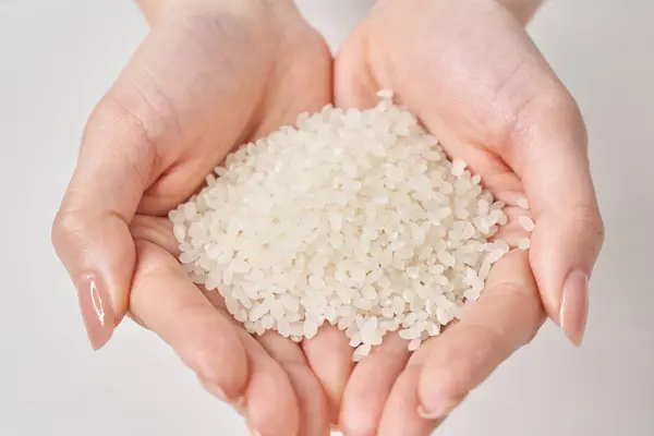 Pohár Rýže Ruce Bílé Pozadí — Stock fotografie