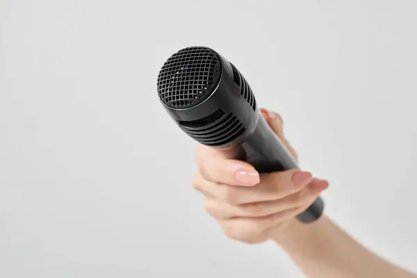 Kablosuz Mikrofon Beyaz Arka Plan Tutan Bir Kadın Eli — Stok fotoğraf