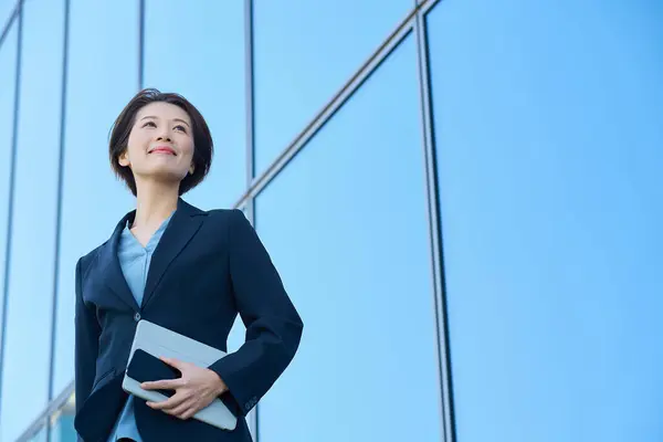 Business Woman Suit Looking Sky Outdoors — Stock Photo, Image