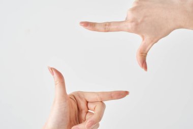 İki eliyle kare bir çerçeve tarafından oluşturulan bir boşluk