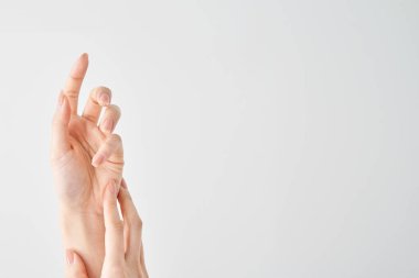 Katmanlı kadın elleri ve beyaz arkaplan