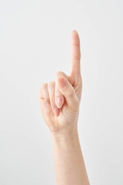 Bir kadının işaret parmağı yukarı ve beyaz arkaplanı işaret ediyor
