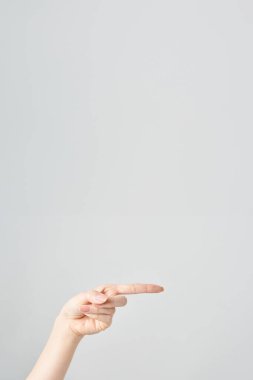 Kadın işaret parmağı yan ve beyaz arkaplanı gösteriyor