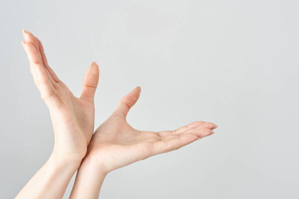 Ладони женщины с открытыми вверх ладонями и белым фоном