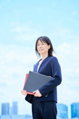 Güzel bir günde genç bir iş kadınının portresi