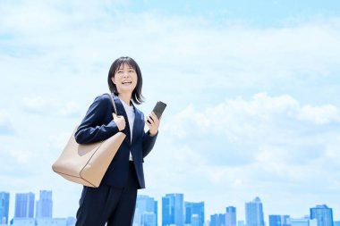 Takım elbiseli genç bir kadın güzel bir günde işe gidip geliyor.