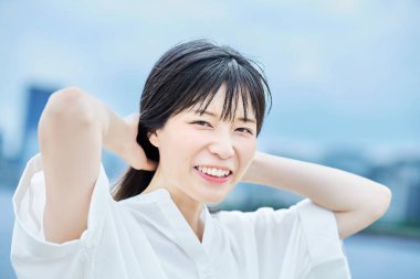 Genç kadın gökyüzüne bakıyor.