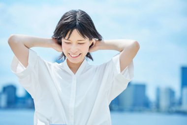 Açık havada ve şehirde genç bir kadının portresi.