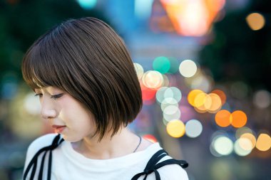 Akşamları şehir merkezinde genç bir kadın.