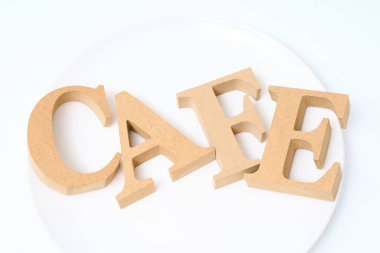 Tahta alfabe blokları üzerinde 