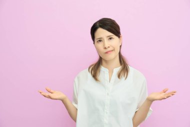 Sorgu ifadesi olan genç bir kadın.