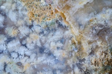 Doğal taştan yapılmış bir levhanın yakın çekimi