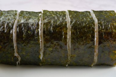 Dilimlenmiş Kore usulü yosun ruloları.