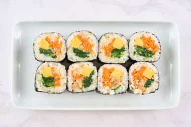 Dilimlenmiş Kore usulü yosun ruloları.