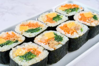 Dilimlenmiş Kore usulü yosun ruloları.