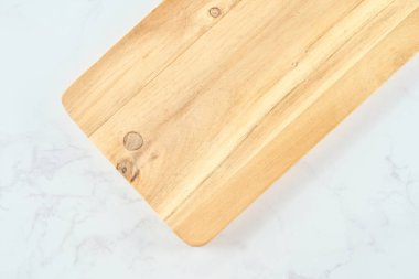 Uzun mermer bir masada boş bir kesim tahtası