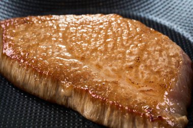 Izgara sığır eti yakın çekim lensleriyle fotoğraflandı.