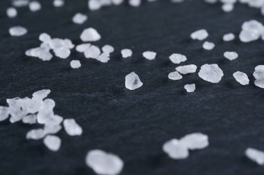 Beyaz kaya tuzu ve siyah arkaplan