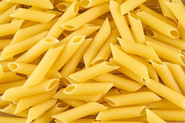 Tahtadaki kurutulmuş makarnayı kapat.