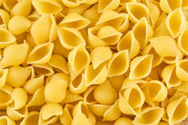 Tahtadaki kurutulmuş makarnayı kapat.