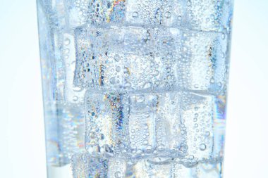 gazlı su bir bardak buz ile