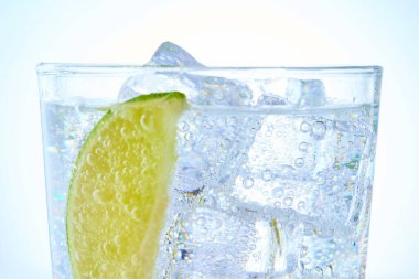 Buzlu ve limonlu bir bardak karbonatlı su.