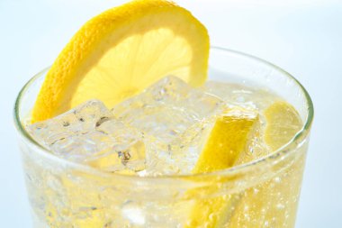 Limonlu soda, bir sürü buz ve beyaz arka plan.