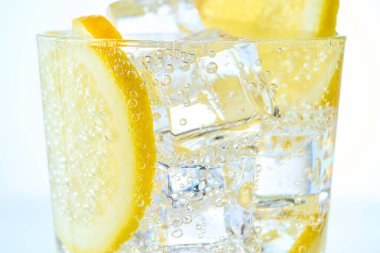 Limonlu ekşi fotoğraf yakın çekim mercekle çekilmiş.