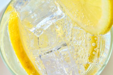 Limonlu ekşi fotoğraf yakın çekim mercekle çekilmiş.